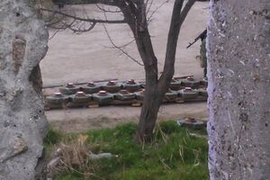 В Феодосии российские военные убрали противотанковые мины, установленные у воинской части