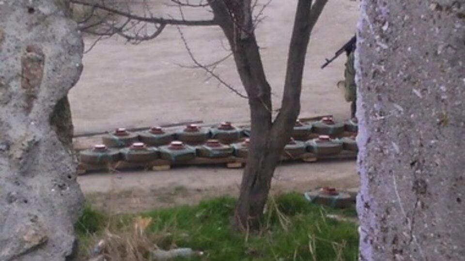 В Феодосии российские военные убрали противотанковые мины, установленные у воинской части
