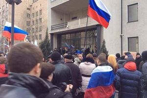 В Донецке штурмуют офис компании Таруты