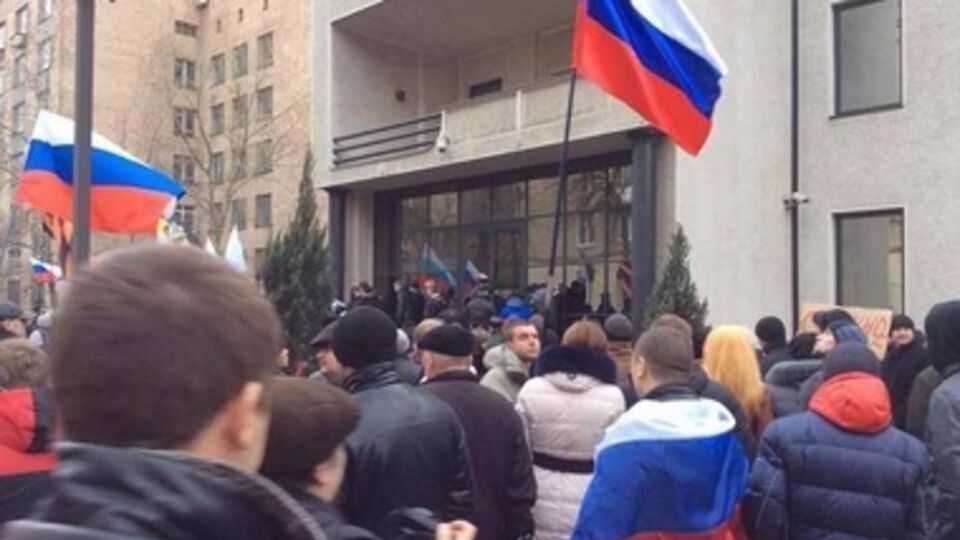 В Донецке штурмуют офис компании Таруты