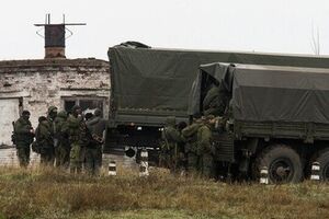 Российские военные угрожают украинским пограничникам оружием