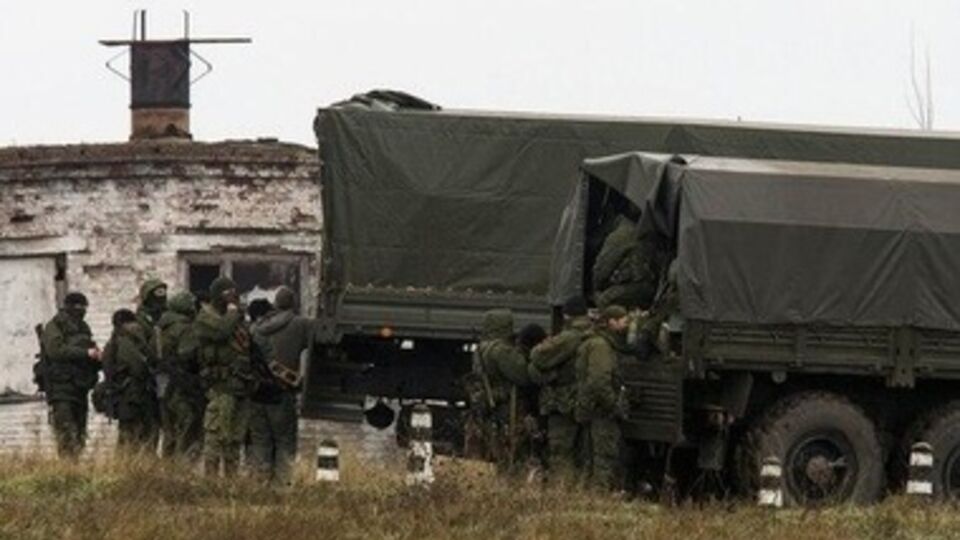 Российские военные угрожают украинским пограничникам оружием