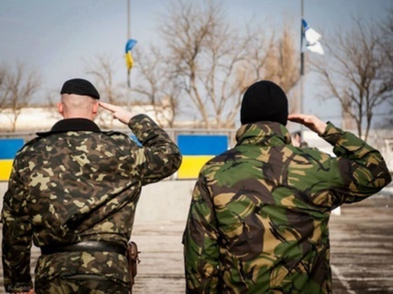 Украинцы перечисляют деньги на собственную армию.