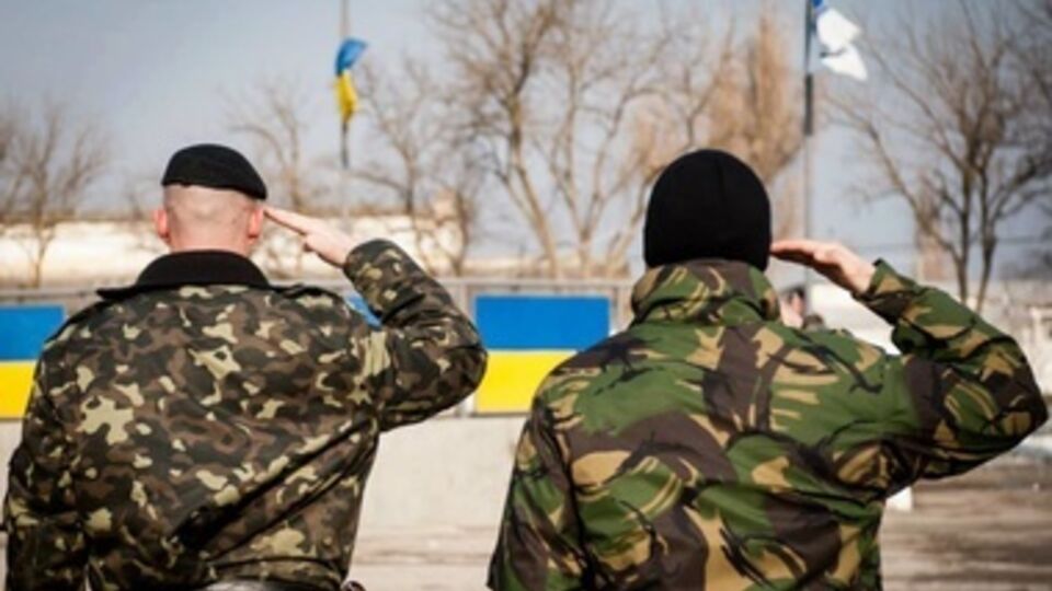 Украинцы перечисляют деньги на собственную армию.