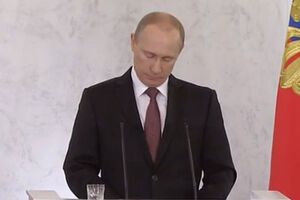 Обращение Владимира Путина сопровождается громкими аплодисментами
