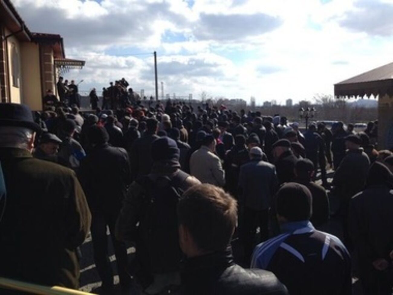 Проводить в последний путь своего соотечественника пришли сотни крымских татар