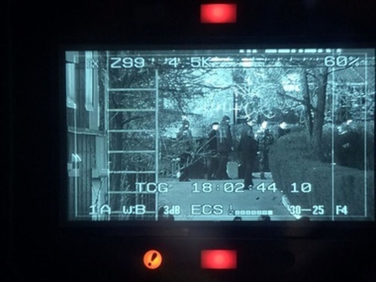 Вооруженные мужчины возле украинского военного объекта