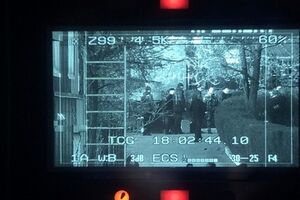 Вооруженные мужчины возле украинского военного объекта