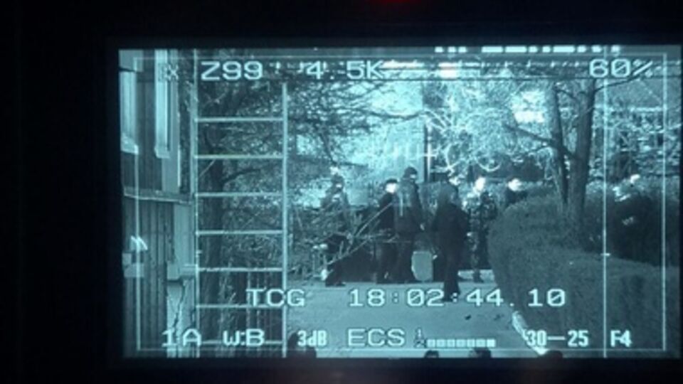 Вооруженные мужчины возле украинского военного объекта