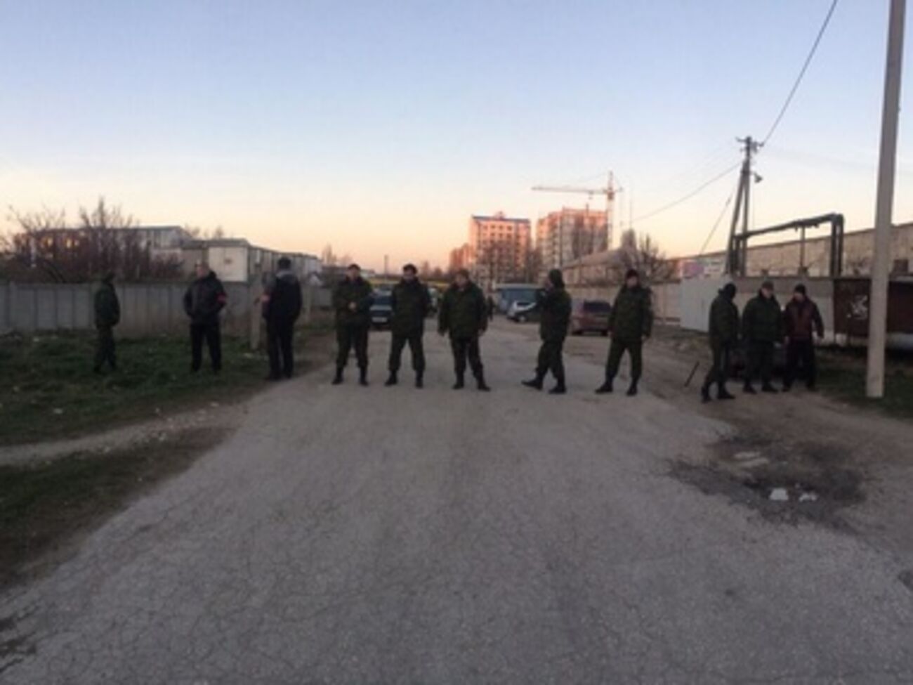 Вооруженные люди выстроились возле части и мешают работе журналистов