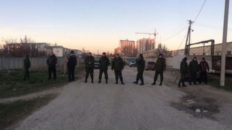 Вооруженные люди выстроились возле части и мешают работе журналистов