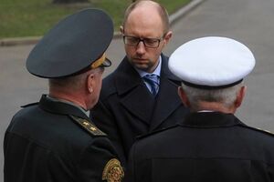 Яценюк на совещании с военными