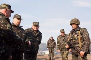 Александр Турчинов и Игорь Тенюх разрешили солдатам защищаться оружием