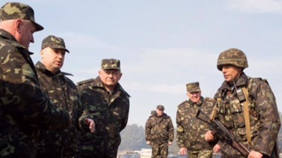 Александр Турчинов и Игорь Тенюх разрешили солдатам защищаться оружием