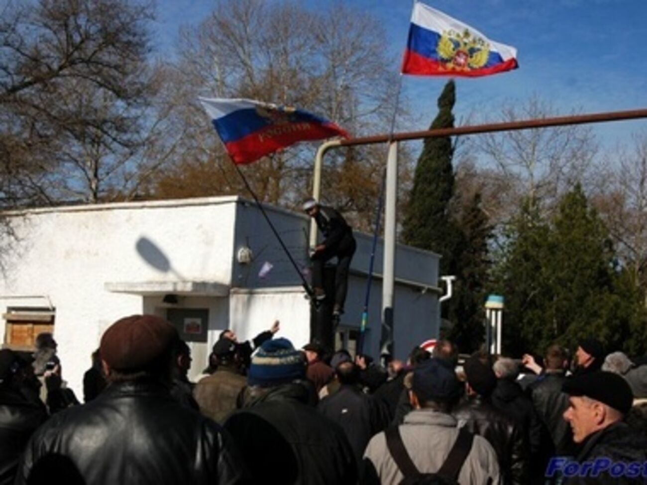 Нападающие снесли забор и подняли флаги РФ