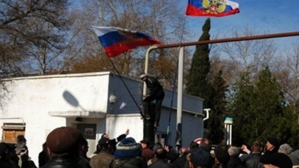 Нападающие снесли забор и подняли флаги РФ