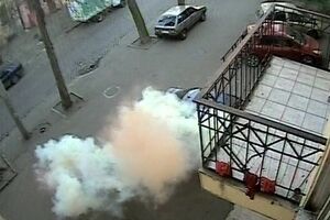 Стоп-кадр с внешних камер, расположенных у входа в офис "Свободы" в Одессе