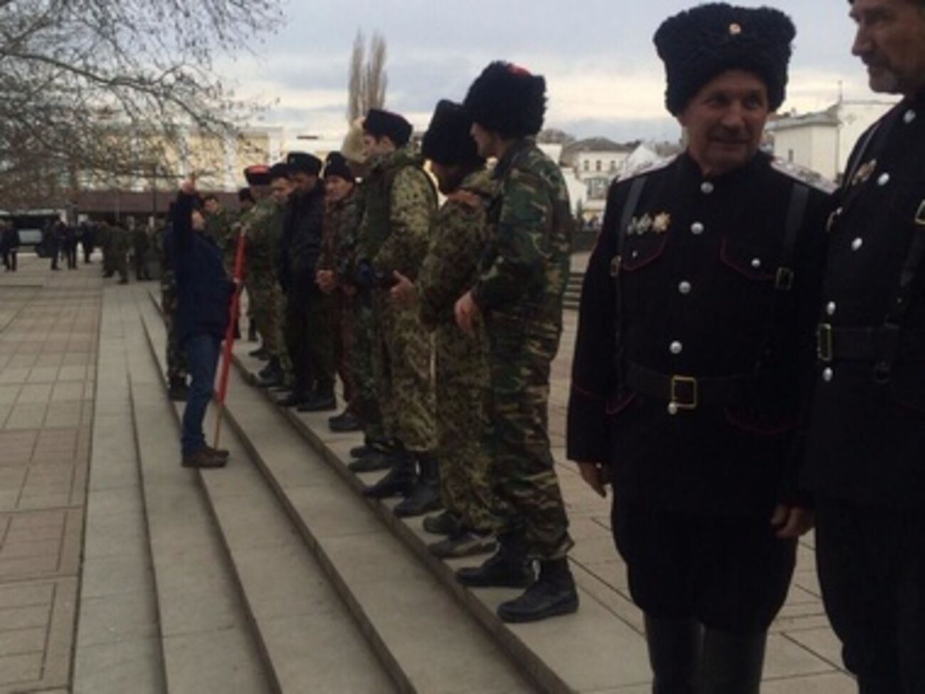 Казаки и "самооброна Крыма" (на фото --- в Симферополе) при поддержке российских военных контролируют всю территорию АРК