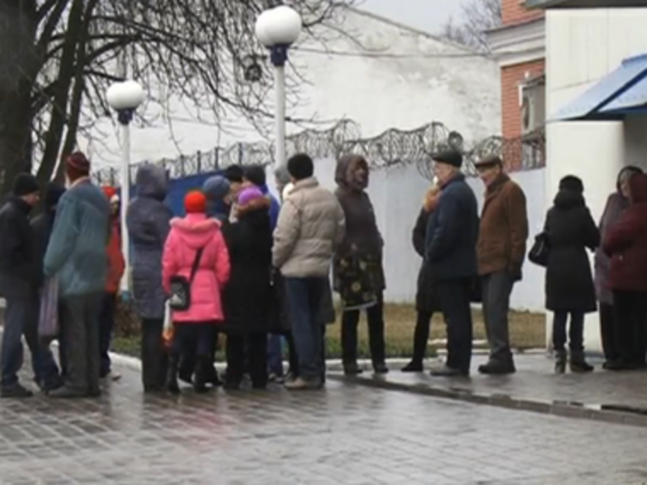 Немногочисленный пикет под администрацией завода сотрудники объясняют тем, что многие заводчане боятся протестовать