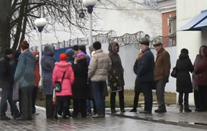 Немногочисленный пикет под администрацией завода сотрудники объясняют тем, что многие заводчане боятся протестовать