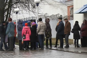 Немногочисленный пикет под администрацией завода сотрудники объясняют тем, что многие заводчане боятся протестовать