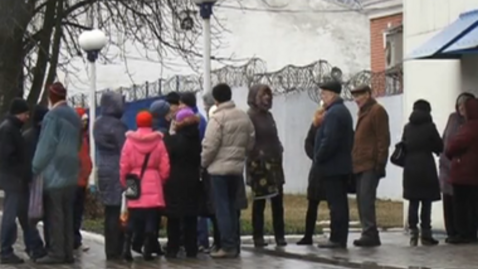 Немногочисленный пикет под администрацией завода сотрудники объясняют тем, что многие заводчане боятся протестовать