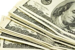 Доллар стали покупать дороже, а продавать дешевле