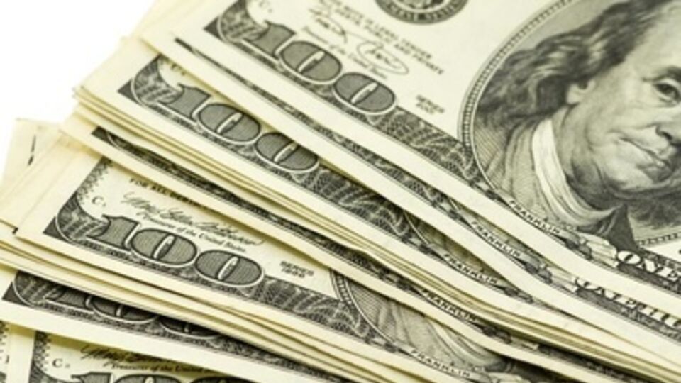 Доллар стали покупать дороже, а продавать дешевле