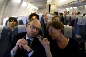 По пути в Брюссель Арсений Яценюк успел дать интервью журналистке Suddeutsche Zeitung --- самой большой немецкой ежедневной газеты