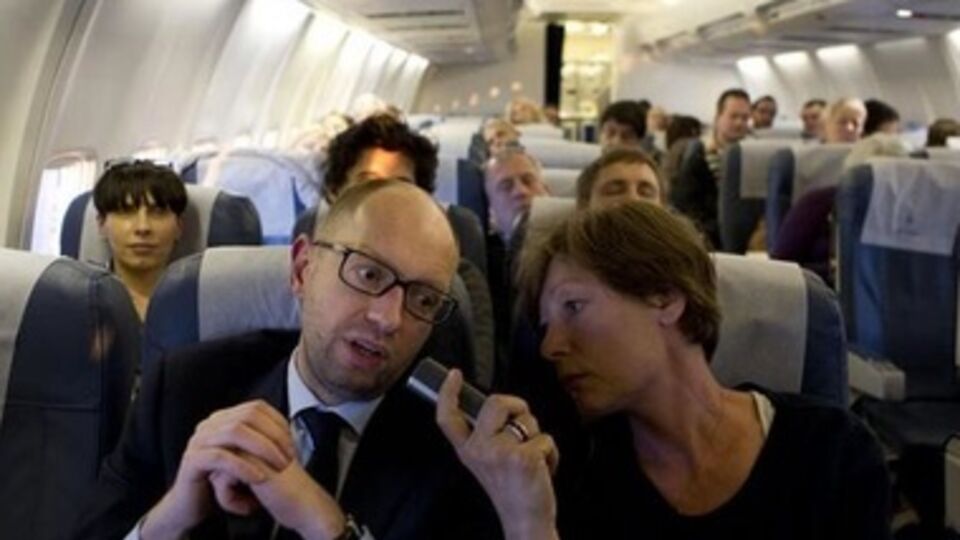 По пути в Брюссель Арсений Яценюк успел дать интервью журналистке Suddeutsche Zeitung --- самой большой немецкой ежедневной газеты