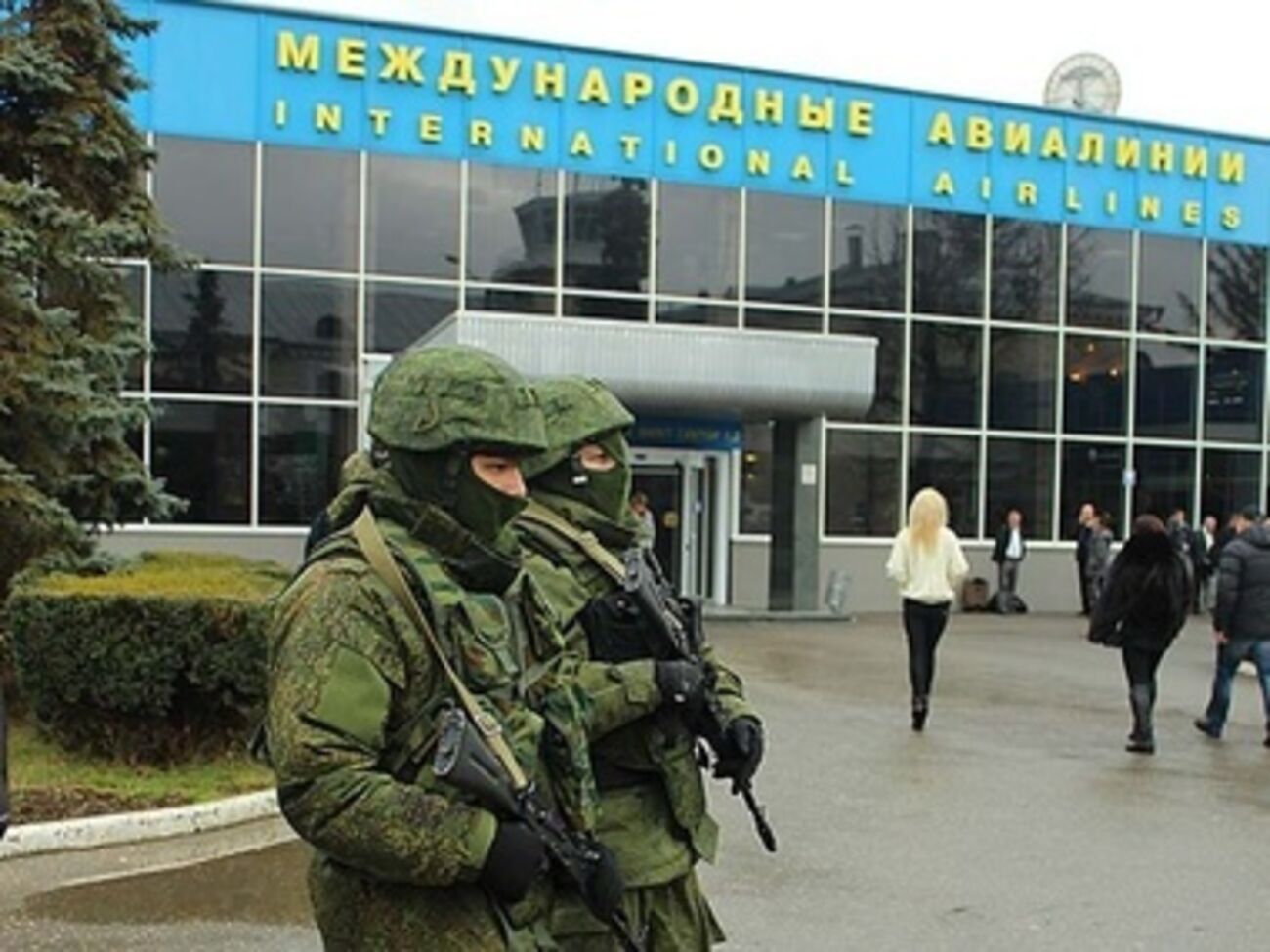 28 февраля аэропорт заблокировали вооруженные мужчины в камуфляже
