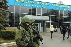 28 февраля аэропорт заблокировали вооруженные мужчины в камуфляже