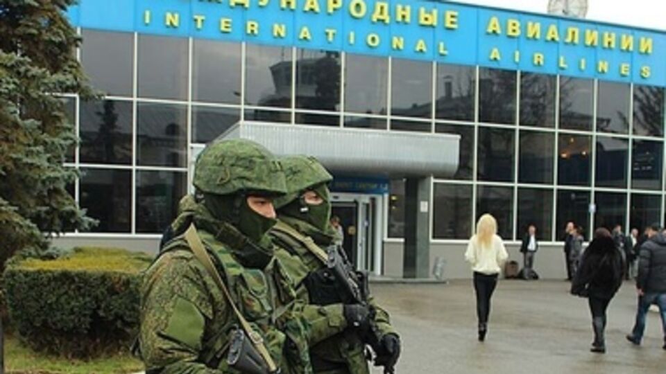 28 февраля аэропорт заблокировали вооруженные мужчины в камуфляже