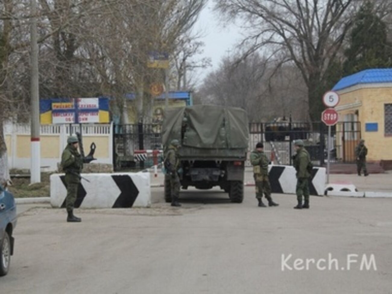 Крымские татары стали живым щитом между украинскими и российскими военными в Керчи
