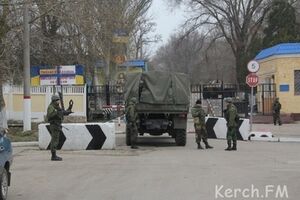 Крымские татары стали живым щитом между украинскими и российскими военными в Керчи