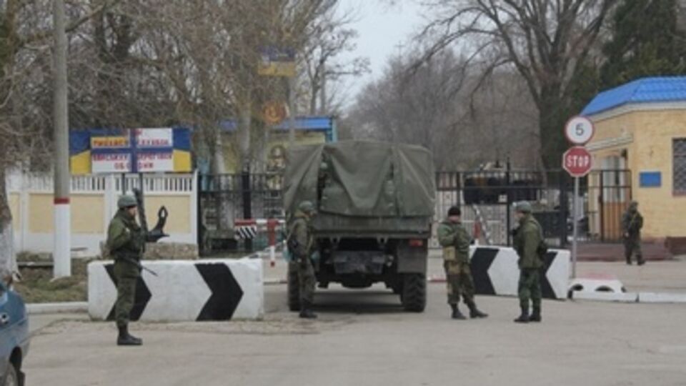 Крымские татары стали живым щитом между украинскими и российскими военными в Керчи