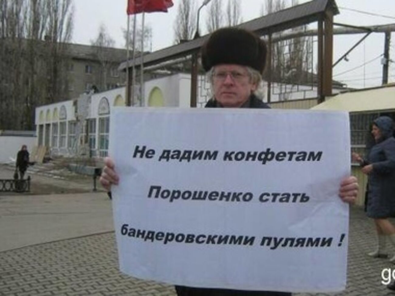 Мужчина протестует против продукции фабрик Петра&nbsp;Порошенко, ведущего бизнес в Украине и России