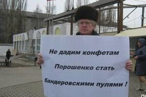 Мужчина протестует против продукции фабрик Петра Порошенко, ведущего бизнес в Украине и России