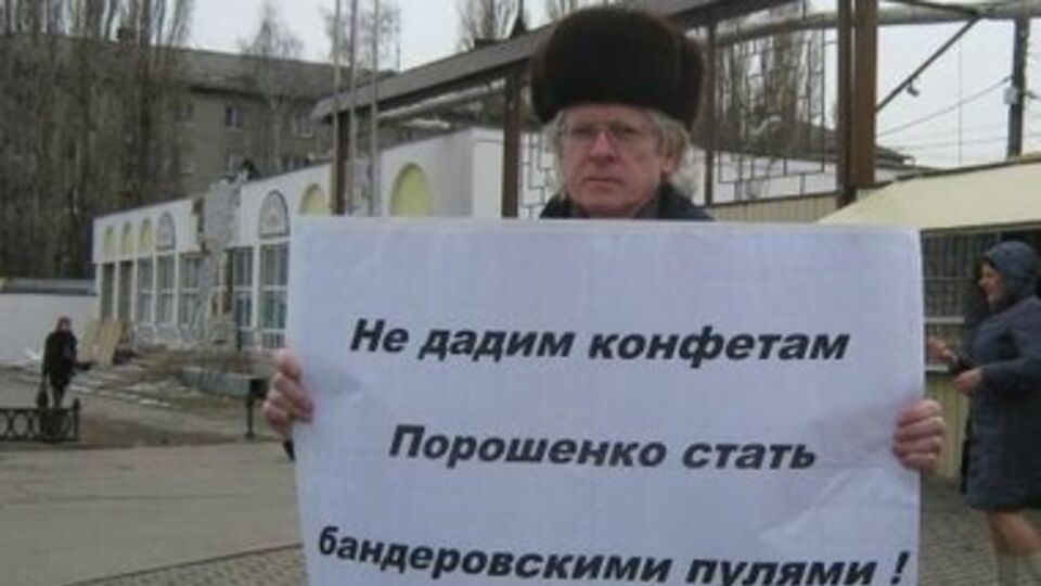 Мужчина протестует против продукции фабрик Петра Порошенко, ведущего бизнес в Украине и России