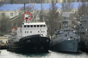 Одесские СМИ сообщают, что несколько украинских кораблей подняли андреевские флаги Российского флота