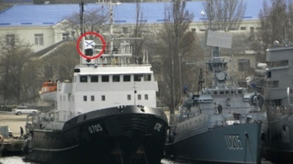 Одесские СМИ сообщают, что несколько украинских кораблей подняли андреевские флаги Российского флота