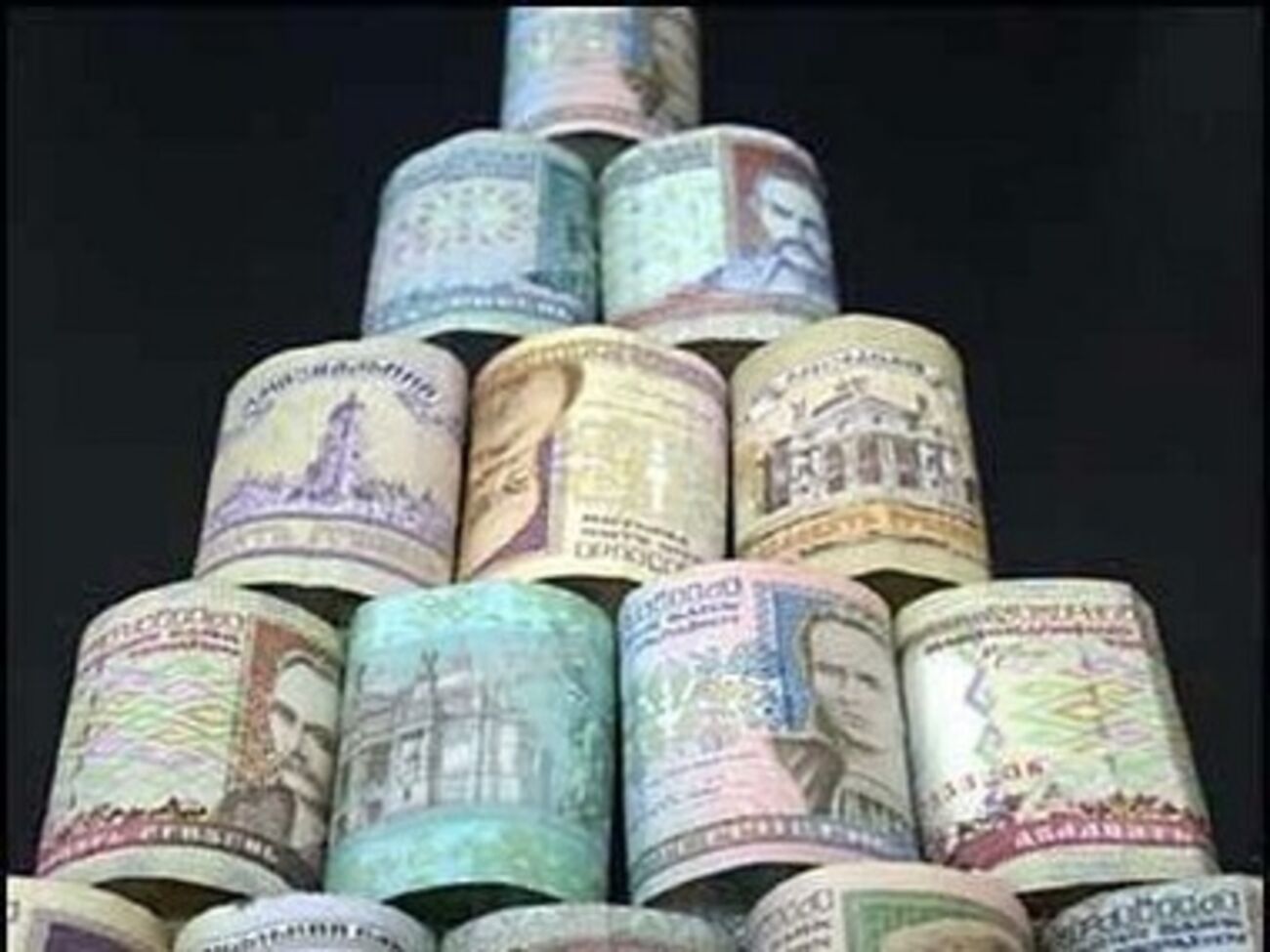 Гривна продолжает терять свои позиции