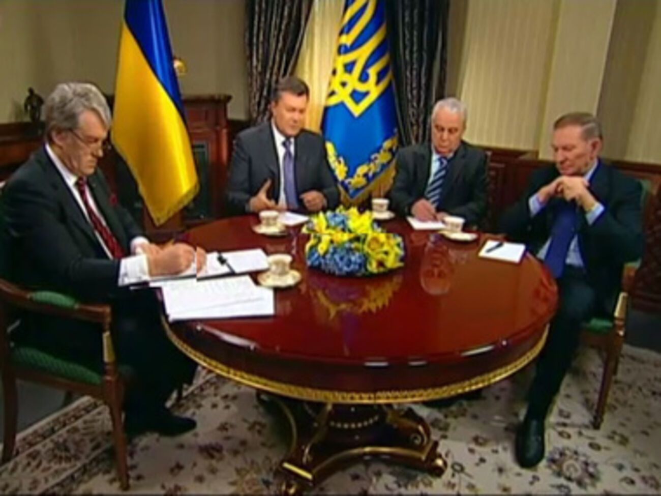 Сейчас за бывшими высокопоставленными чиновниками сохраняются дома в Конча-Заспе и кабинеты в Кабмине