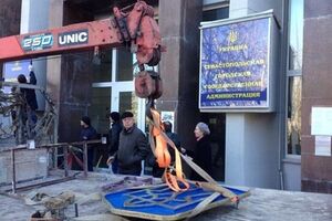 В Крыму демонтируют украинскую символику