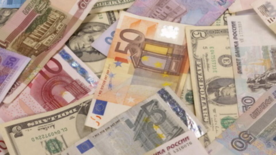 Доллар снова пересек черту в 10 грн