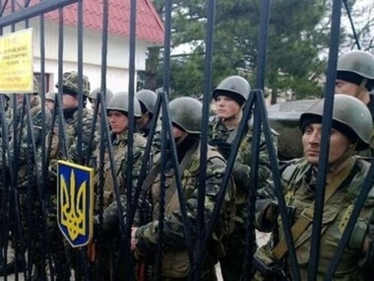 На украинских военных в Крыму оказывается психологическое и физическое давление с требованием перейти на сторону самопровозглашенных местных властей