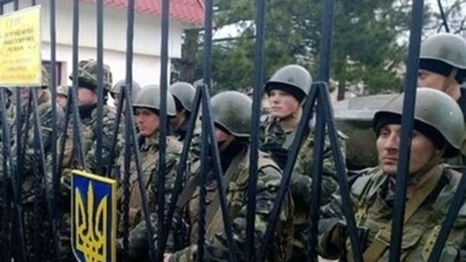 На украинских военных в Крыму оказывается психологическое и физическое давление с требованием перейти на сторону самопровозглашенных местных властей