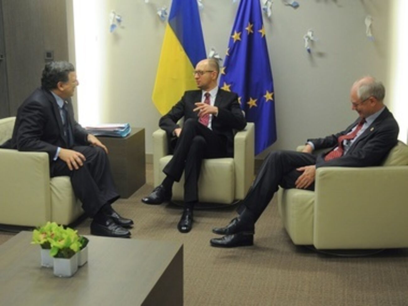 Яценюк подписал политическую часть Договора об ассоциации с ЕС