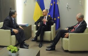 Яценюк подписал политическую часть Договора об ассоциации с ЕС