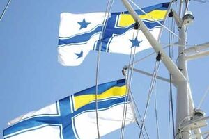 Украинские моряки, заблокированные в бухте озера Донузлав, не спускают флаги ВМС Украины